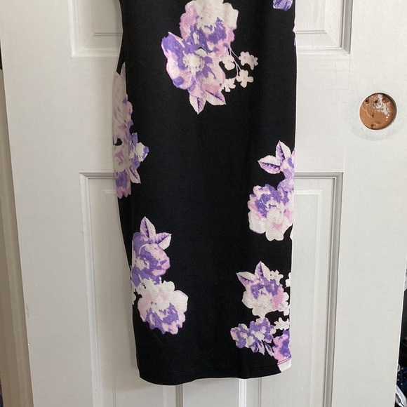 SOLD‼️Fitted mini sleeveless dress with ruffles - Picture 3 of 6